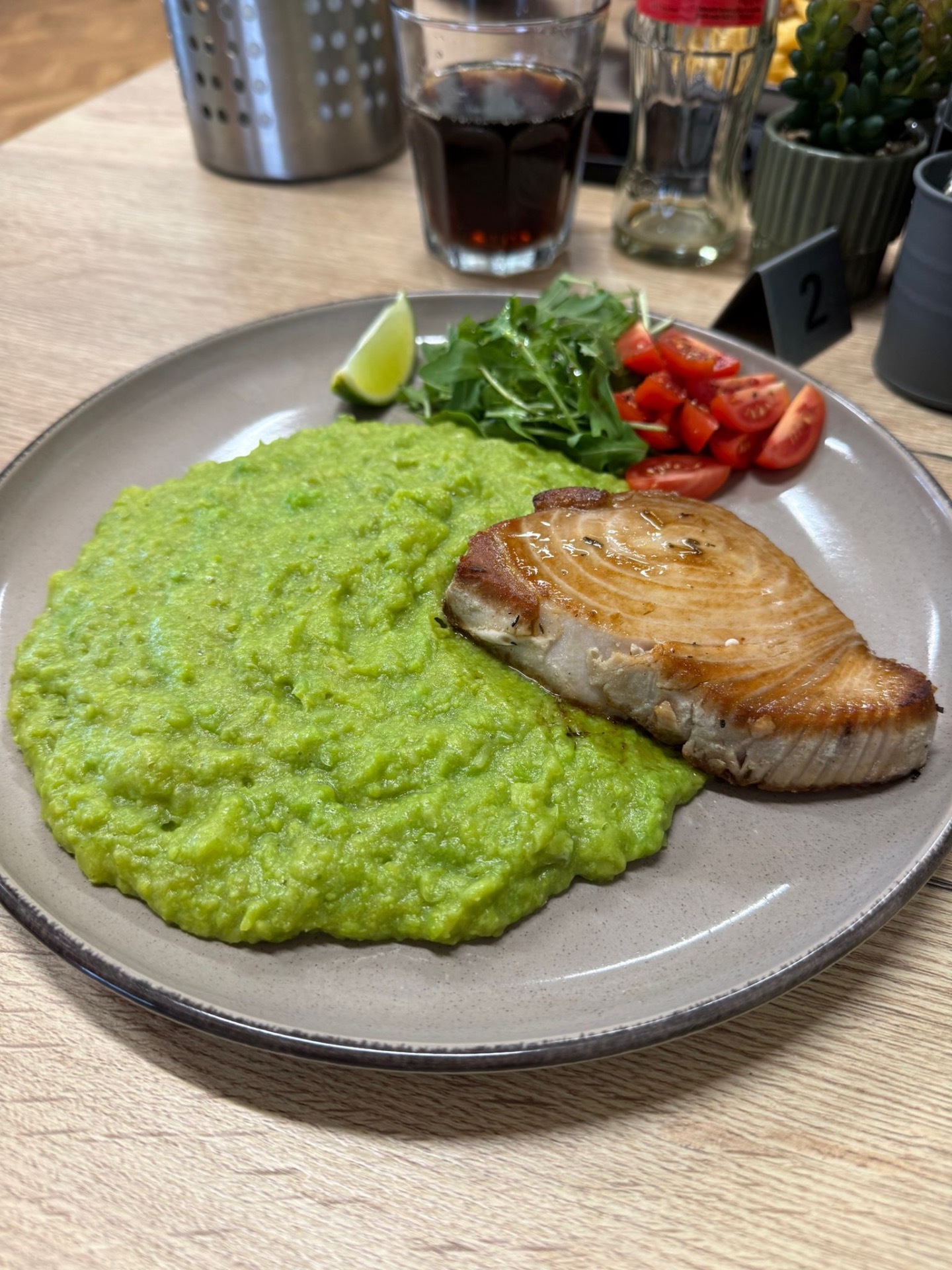 Hotová zdravá jídla - hráškové pyré a steak z tuňáka